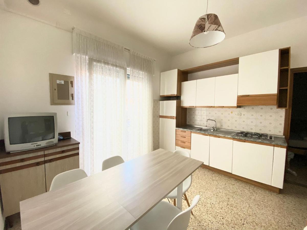 Euroresidence - Piazza Mazzini- 30 Mt Dal Mare ลิโดดิเยโซโล ภายนอก รูปภาพ